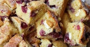 schneller blechkuchen mit kirschen und weisser schokolade rezept backen kuchen schokoladen kuchen einfach blechkuchen kirschen schneller blechkuchen