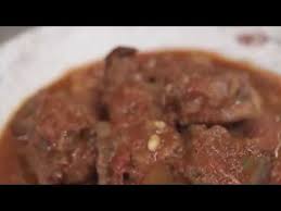 Grandi cubi di coda bovina cotti tanto da riuscire a sfilacciarne la carne senza la coda alla vaccinara nasce in un luogo specifico e in un momento specifico. Claudio Gargioli Prepara La Coda Alla Vaccinara La Ricetta Youtube