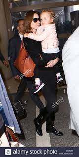 Carla has a son with her former partner, philosophy. Carla Bruni Und Ihre Tochter Am Los Angeles International Airport Lax Featuring Carla Bruni Where Los Angeles California Vereinigte Staaten Von Amerika Bei 27 April 2016 Stockfotografie Alamy