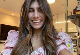 Presidente jair bolsonaro afirmou que mandou cancelar protocolo de intenção de compra de doses da vacina desenvolvida pelo instituto butantan, em parceria com laboratório chinês Mia Khalifa Fala Sobre Meme Apos Citacao De Senador Na Cpi Da Covid Brasil Sbt News