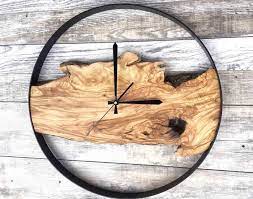 Zifferblatt ist aus holz des nussbaums und maulbeerbaums gefertigt. 1001 Inspirierende Ideen Fur Baumscheiben Deko Wanduhr Holz Diy Deko Holz Wanduhr