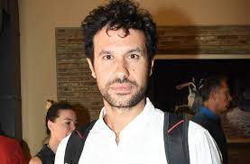 Ο ταλαντούχος ηθοποιός ορφέας αυγουστίδης και η όμορφη σύντροφός του, γεωργία, αποφάσισαν να κάνουν το επόμενο βήμα στη σχέση τους και έτσι εδώ και λίγο καιρό μένουν κάτω από την ίδια. Orfeas Aygoystidhs Spania Dhmosia Emfanish Me Toys Goneis Toy