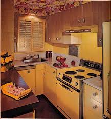 Dans la cuisine, on s'activait pour préparer les repas ; I Do Miss The 70 S Everything Was So Off Cuisine Vintage Deco Retro Decoration Vintage