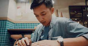 Selesai mengurut tangan kananku, dia pun melanjutkan dengan tangan kiriku dan masih dengan cara yang sama. 7 Situasi Buat Lelaki Menangis