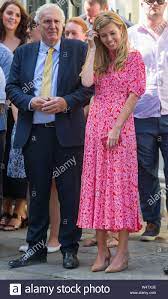 He told a committee of mps that his resignation last november was linked to boris johnson's girlfriend who was trying to overturn an. Carrie Symonds Aka Apfel Freundin Des Ministerprasidenten Blickt Auf Und Prost Ihr Partner Boris Johnson Mp Neben Stabschef Eddie Lister Stockfotografie Alamy