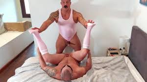 Pink hombres musculosos cubiertos de spandex follando duro