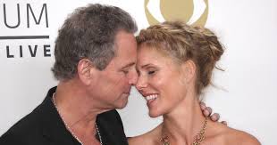 Lindsey buckingham's wife kristen messner is going her own way after 21 years of marriage. Lnykkhu0vb37m