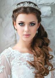 If you have tight curls, this bridal hairstyle for curly hair will look smashing on you. Bridal Hairstyles For Curly Hair