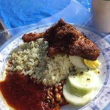 Hmmm termasuklah saya yang nasi lemak tu biasa sahaja lah, tadi saya tumiskan dengan minyak majerin, kulit kayu manis, bawang merah dan halia bersama daun pandan. Nasi Lemak Pandan Kukus Ayam Berempah Asian Restaurant