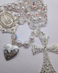 Terço de noiva mesclado com relicário