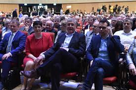 Amikor gyurcsány ferenc kormányfő volt, vitatkoztak otthon ezekről a dolgokról? Elemzok Gyurcsany Ferencek Egyertelmuve Tettek Ok Diktaljak A Tempot Infostart Hu