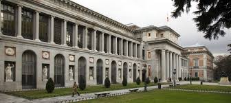 Su principal función es albergar obras de arte, ya que es un museo. Fachada Museo Del Prado Entrada Velazquez Madrid Travel Prado Spain Tour