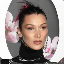 Peter philips, creative and image director of christian dior makeup, and also vogue snapchatter for the evening, explained: Bella Hadid Debuts Pink Hair At Dior S Tokyo Show