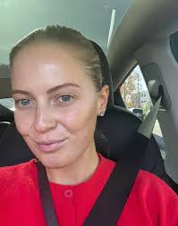 Looking for a nail tech that would like to exchange services I'm a licensed  esthetician, I do lash extensions and facials, I'm located in fountain  valley looking for someone in surrounding areas.