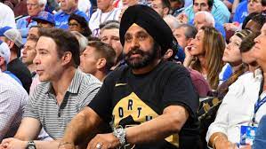 Toronto raptors superfan nav bhatia has become one of the first fans to ever be honoured at the naismith basketball hall of fame. Appreciation Thread For Raptors Superfan Nav Bhatia Goes Viral On Twitter Article Bardown