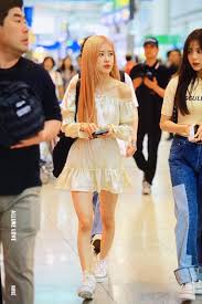 The White Dress Blackpink S Rose Wore To The Airport Made Her Look Like An Angel From Heaven Koreaboo Blackpink Fashion Rose Fashion Blackpink Rose