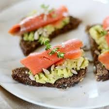 Je Crois Que Ce Soir Je Vais Me Refaire Ces Petits Toasts A L Avocat Et Au Saumon Fume Vous Avez Deja Te Cuisine Vegetarienne Recette Vegetarienne Saumon Fume