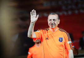 Wszystko na temat drużyny basaksehir (süper lig) aktualny zespół z wartościami rynkowymi transfery pogłoski statystyki zawodników terminarz wiadomości. Basaksehir Settles In At The Top Of Turkish Football Thanks To Erdogan S Drive Atalayar Las Claves Del Mundo En Tus Manos