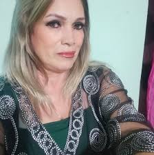 A veces es mejor retirarse con dignidad y dejar que se queden con personas  de su nivel. Cada quien está con quien quiere estar, cada quien se queda  con quien se quiere