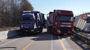 Me Schwerer Lkw Unfall Auf Der A3 Autobahnkreuz Hilden Blaulicht Aktuell Solingen