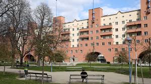 Als mieter müssen sie dann vereinsmitglied dieser genossenschaft werden und einen genossenschaftsanteil kaufen. Vorzeigemodell Wien Die Stadt Wachst Die Mieten Nicht Das Geht Zdfheute