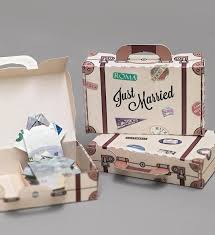 Freebie Schenkt Dem Brautpaar Mit Geld Gefullte Koffer Fur Die Flitterwochen Diy Geschenke Ideen Hochzeit Geschenk Geld Geldgeschenke Hochzeit Basteln Gutschein Verpacken Hochzeit