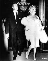 Marilyn Monroe And Joe Dimaggio At The Premiere Of The Seven Year Itch 1955 Joe Dimaggio Marilyn Monroe Seven Year Itch Marilyn Monroe
