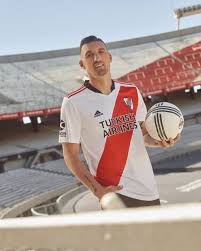 Los shorts titulares de river plate con un nuevo diseño a rayas rojas, blancas y rojas. Adidas Presenta La Camiseta Titular De River Plate En Su 120 Aniversario Zarpado