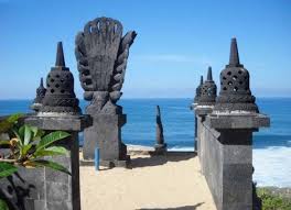 Memang seperti tidak ada habisnya jika mengulik anugerah tuhan yang dititipkan ke daerah istimewa ini. Menyibak Nuansa Magis Nan Mistis Di Pantai Ngobaran Jogja