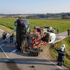 Pkw Hangt Sich An Grubber Auf Agrarheute Com Erste Autos Unfall Autos