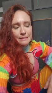 Être artiste sur les réseaux sociaux ça vient avec son lot de totos. Mais  là ça atteint un niveau supérieur, sortez le popcorn!