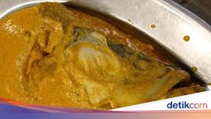 Meski hanya 'kepala ikan' namun ada kenikmatan tersendiri saat menyantap sajian yang satu ini. Mau Makan Gulai Kepala Ikan Datang Saja Ke 5 Tempat Makan Ini