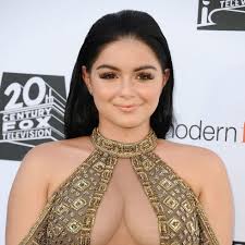 12 Celebs Get Real About Accepting Their Boob Size - Celebrities Who Love  Their Curves