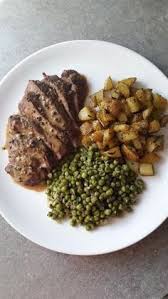 Bifteck Sauce Au Poivre Pommes De Terre Rissolees Et Petits Pois Pomme De Terre Rissolee Sauce Au Poivre Recettes De Cuisine