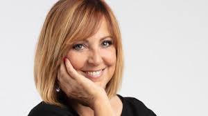 Debora villa in un ironico sogno di una notte di mezza età. Debora Villa Pasquetta Amara Per La Comica Il Ricovero E Il Calore Dei Vip