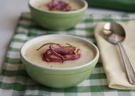 Scaldate il burro a fuoco medio in una pentola capiente, unite le cipolle e fatele soffriggere per circa 5 minuti, finché diventeranno trasparenti. Vellutata Di Patate E Cipolle Ricetta Light Cucina Veloce E Sana