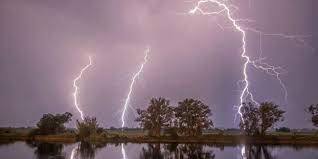 Par ailleurs, 28 départements sont concernés par un risque d'orages. Orages Et Vent Violent 18 Departements En Vigilance Orange