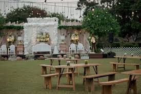 Pilihlah dekorasi pernikahan yang cocok untuk pernikahanmu, beberapa penyedia jasa dekorasi pernikahan menyediakan dekorasi rumah dan gedung dengan harga murah. Berapa Kisaran Harga Dekorasi Pernikahan Outdoor Yang Menarik Wedding Market
