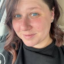 Who is a wildlife rehabber for coyotes in Knoxville, Tennessee?