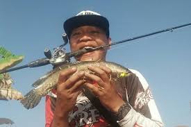 Caption dp bbm mancing mania keren, gokil dan lucu.kumpulan dp bbm mancing di danau kocak, meme mancing mania dilaut lucu dan tragis. Happy Fishing