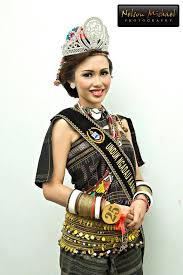 ( klik pada nama pakaian di bawah untuk lebih lanjut ). Pakaian Tradisional Rungus Pristine Grace