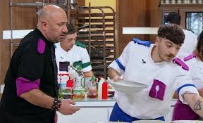 Chefi la cutite (2021) sezonul 9 online este un cooking show românesc, care a fost difuzat prima dată pe martie 2016, de către canalul de televiziune antena 1. T Kvavsmwvyasm