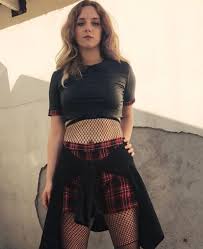 Sesinde aşk var, hayatına yön vermesi gereken bir dönemde aşık olması ile tüm dengesi bozulan genç bir kızın hikayesini konu ediyor. Mucize Doktor Dizisi Acelya Hayal Koseoglu Kac Kilo Biyografi Sitesi