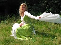 Hochzeitskleider weiß online kaufen können sie auch wunderschöner schnitt. Shop Lange Romantische Brautkleider Und Hochzeitskleider In Grun Weiss Mit Armeln Grune Grunes Chiffon Kleider Mittelalterlich Heiraten Hochzeit Langes Festlich Sommerkleid