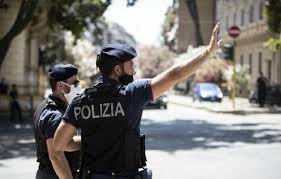 Italia. Detienen a 5 policías por maltratar a migrantes e indigentes -  Grupo Milenio