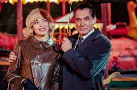 Les petits meurtres d'agatha christie provides a unique cocktail of comedy and thriller loosely inspired by agatha christie's mystery novels. Les Petits Meurtres D Agatha Christie Non La Serie Ne Va Pas S Arreter