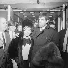 Die tz hat sich mit ihr am gärtnerplatz getroffen. Das Ist Barbra Streisands Ehemann James Brolin Und Ihr Ex Elliott Gould