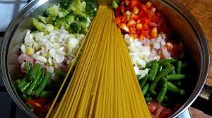 В сковороду кладу сырые спагетти и добавляю овощи. Проверка рецепта. |  Бюджетные рецепты | Дзен