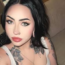 Billie Knowles's Instagram, Twitter & Facebook