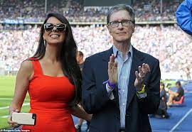 Henry, takımının avrupa süper ligi'ne katılmasının ardından yaşanan gereksiz olumsuzluktan kendini sorumlu tutarak taraftarlardan ve takımından özür diledi. John W Henry Knocks 10m Off Florida Mansion Which Includes Liverpool Branded Table Football Daily Mail Online